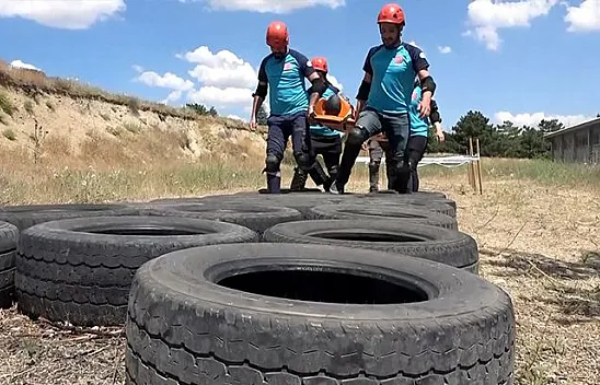 Kurtarma ekiplerinin zorlu eğitim mesaisi