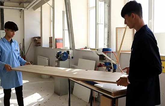 Meslek lisesi öğrencileri yenilenen okullar için mobilya üretiyor