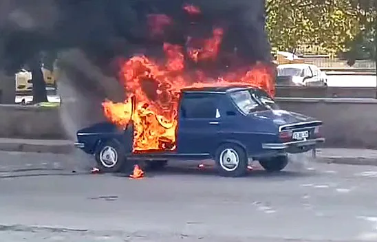 Seyir halindeki otomobil alev topuna döndü