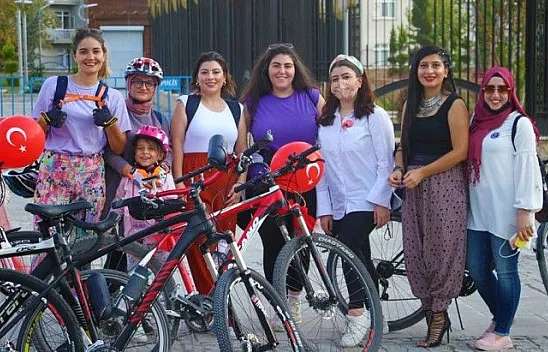 'Süslü Kadınlar' pedal çevirdi