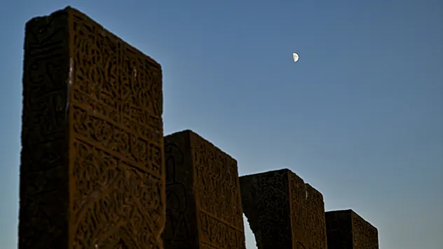 Selçuklu Meydan Mezarlığı zamana meydan okuyor