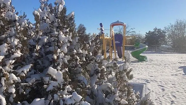 Sessizliğe bürünen Elazığ güne karla uyandı