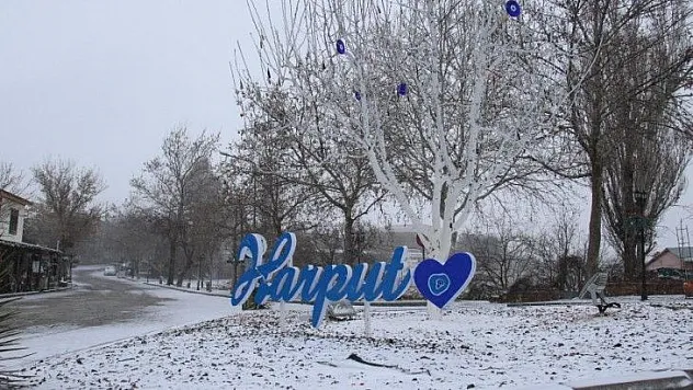 Tarihi mahalle beyaza büründü