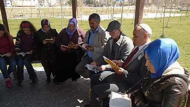 Ergani'de parkta kitap okuma etkinliği