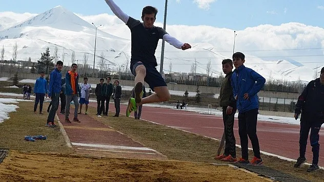 Atletler puanlı atletizmde yarıştı