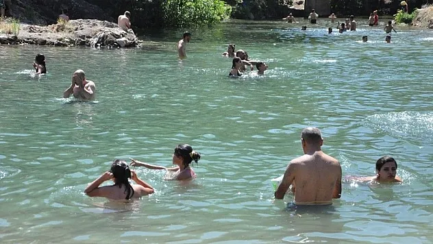 Sıcaktan bunalan Tuncelililer, plajlara akın etti