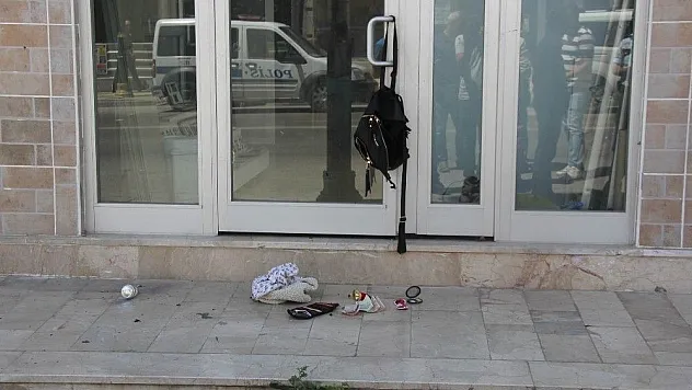 Dükkan kapısına bırakılan kadın çantası paniğe sebep oldu