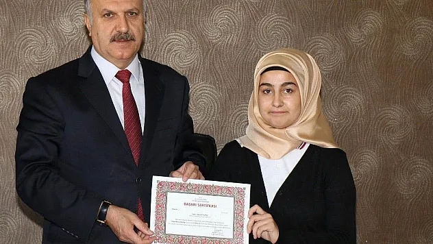 Kitap Okuma Etkinliği'nde dereceye giren öğrenciler ödüllendirildi