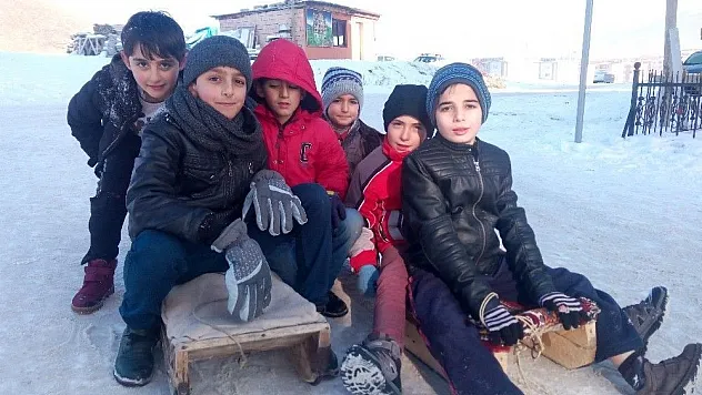 Erzurum'da çocukların kızak keyfi