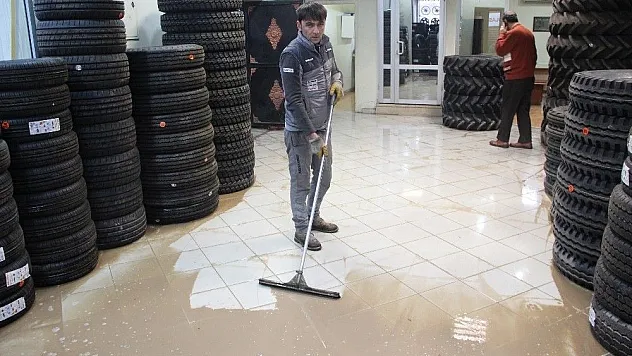 Şebeke borusu patladı, dükkanlar sular altında kaldı
