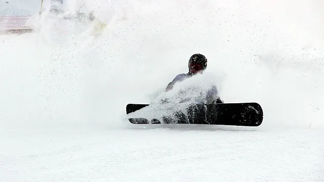 Snowboard Dünya Kupası renkli görüntülere sahne oluyor