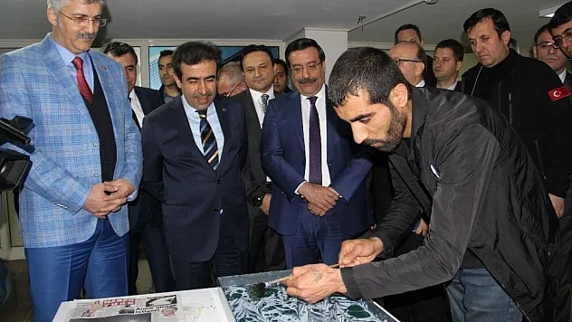 Vali Güzeloğlu yükümlülerle birlikte türkü söyledi