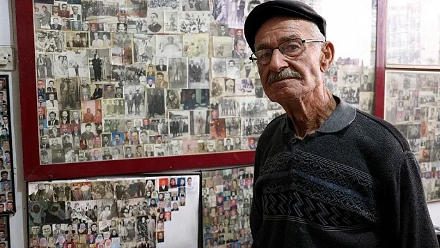 Ölenlerin fotoğraflarını dükkanında sergiliyor