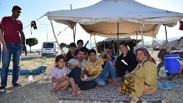 Kayısı hasadında çalışan mevsimlik işçilerin çilesi