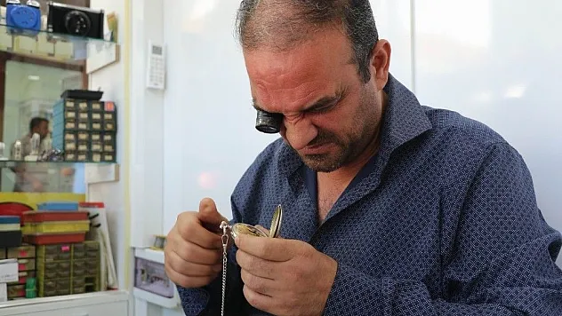 2 metrekarelik dükkanda zamanda yolculuğa çıkıyor