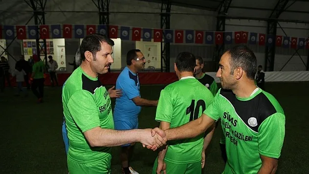 Vali Ayhan, gazilerle halı saha maçına çıktı
