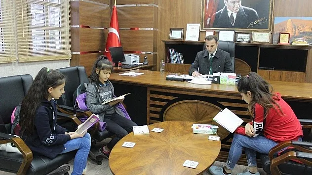 Öğrencilerden kitap okuma etkinliği