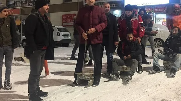 Karın keyfini kızak kayarak çıkardılar