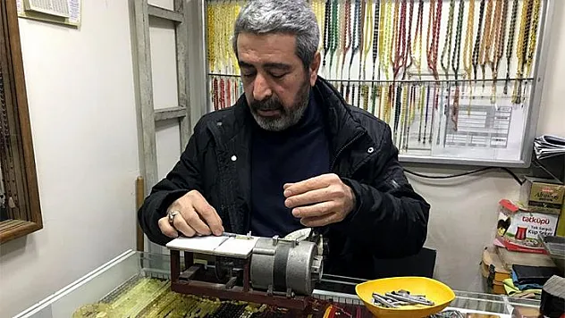 4 metrekarelik dükkana dünyaları sığdırdı