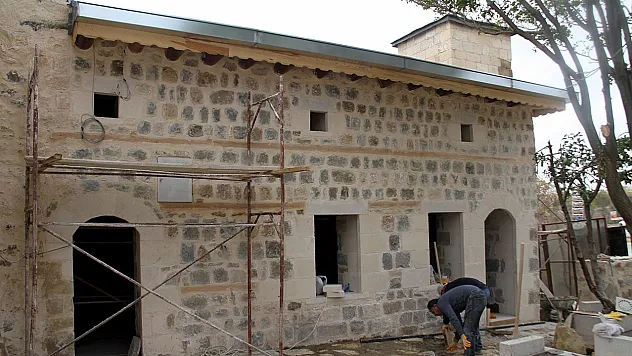 Ahmet Bey Camisi'nde restorasyon sürüyor