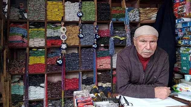 Alaattin amca yarım asırdan fazladır boncukçuluk yapıyor