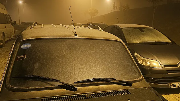 Araçların camları buz tuttu