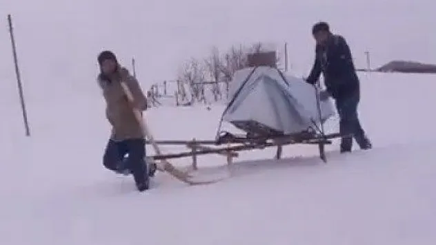 Arızalı bulaşık makinesi, karda kızakla taşındı
