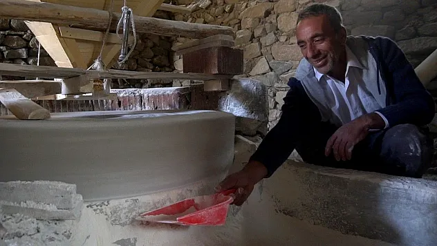 Asırlık değirmenin mirasını sürdürüyor