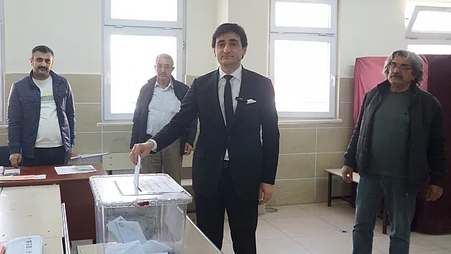 Başkan Adayı Akın, oyunu kullandı