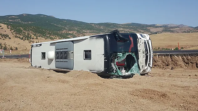 Bingöl'de yolcu otobüsü devrildi
