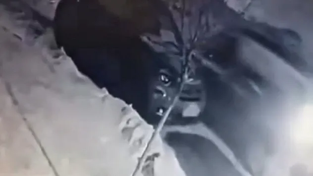 Buzda kayan araç otomobile çarptı