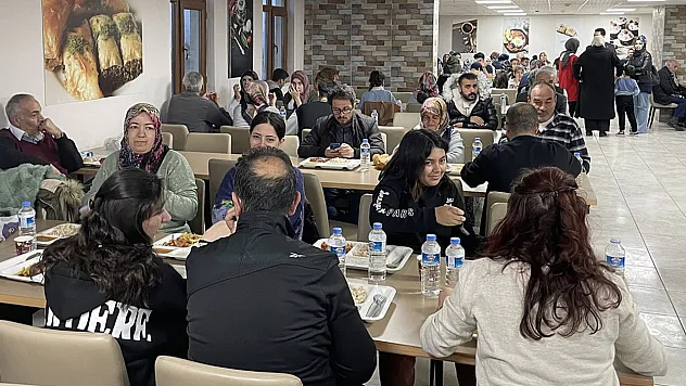 Depremzedeler iftarlarını kaldıkları GSB yurtlarında açtı