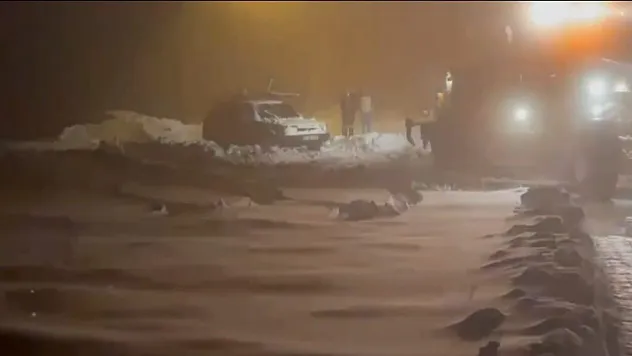 Ekipler mahsur kalan aracı kurtardı