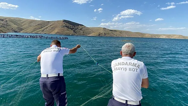Elazığ'da barajda kaçak av