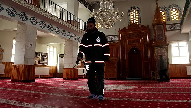 Elazığ'da camiler 'Gül' kokuyor