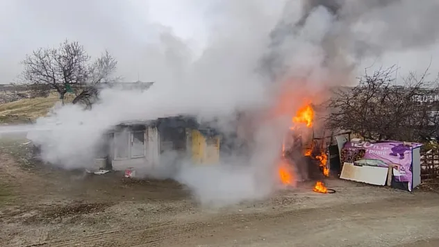 Elazığ'da depo yangını