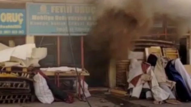 Elazığ'da ev yangını iş yerine sıçradı