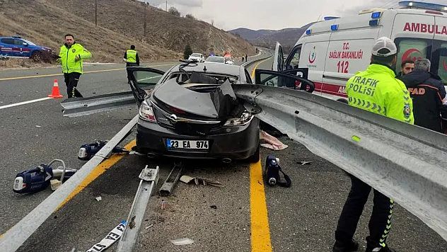 Elazığ'da feci kaza! Bariyer ok gibi saplandı