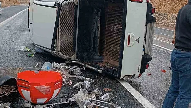 Elazığ-Keban yolunda kamyonet devrildi
