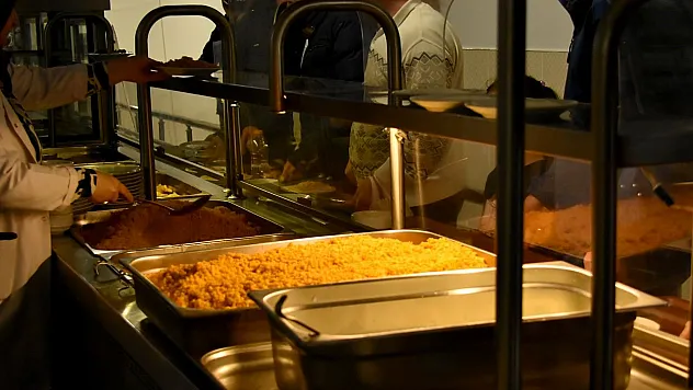 Elazığ'da sıcak yemekler depremzedeler için kaynıyor