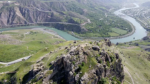 Elazığ'da tarihi Palu Kalesi'nde kazı çalışması başlatıldı