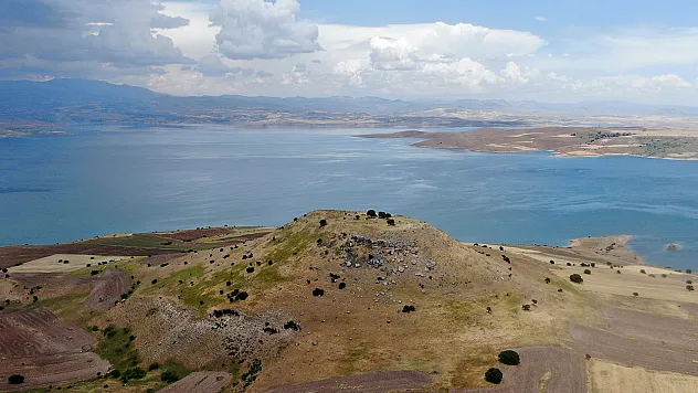 Elazığ'daki höyük manzarası ile dikkat çekiyor