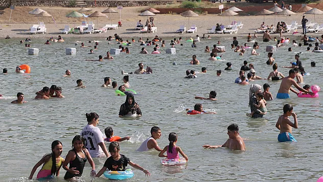 Elazığ'ın gizli cenneti Hazar Gölü tatilcileri büyülüyor