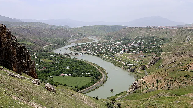 Elazığ'ın Palu ilçesi yaz aylarında tarih ve doğayı bir arada sunuyor