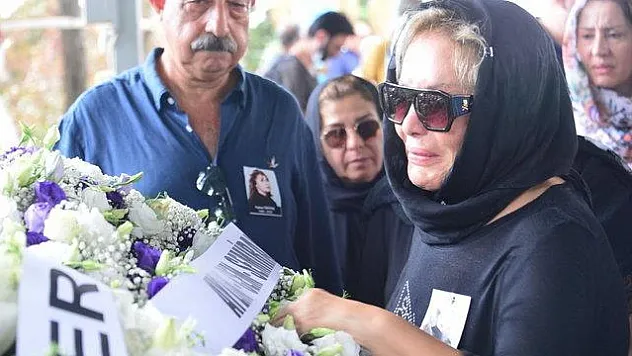 Emel Sayın, gözyaşlarına boğuldu