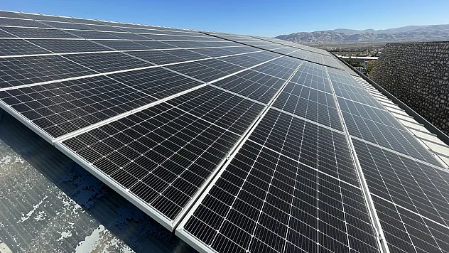 Enerjisini GES'ten sağlayan fabrika ihtiyaç fazlası elektriği satıyor