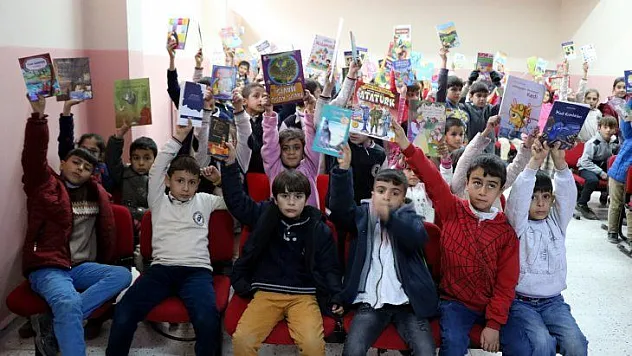 Fuara gelemeyen çocukların ayağına kitap götürüyorlar