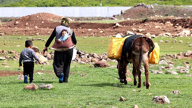 Göçer annelerin ömrü yolda ve çadırda geçiyor