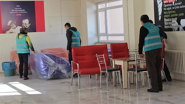 Yükümlüler, öğrenciler için okullarda çalışmaya başladı