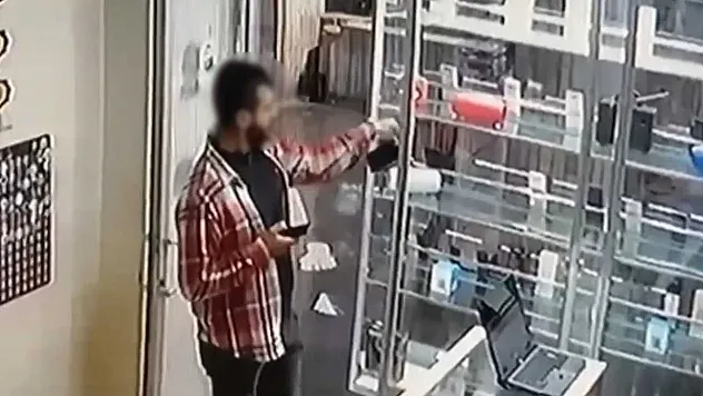 Hırsız vitrindeki telefonu böyle çaldı